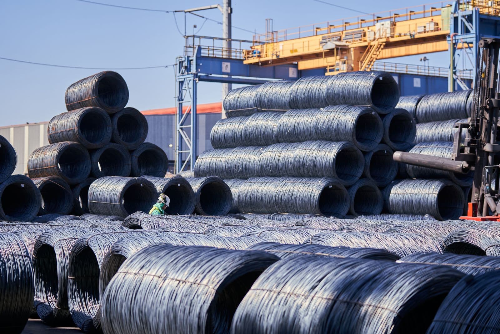 Bobinas de acero almacenadas en una planta industrial