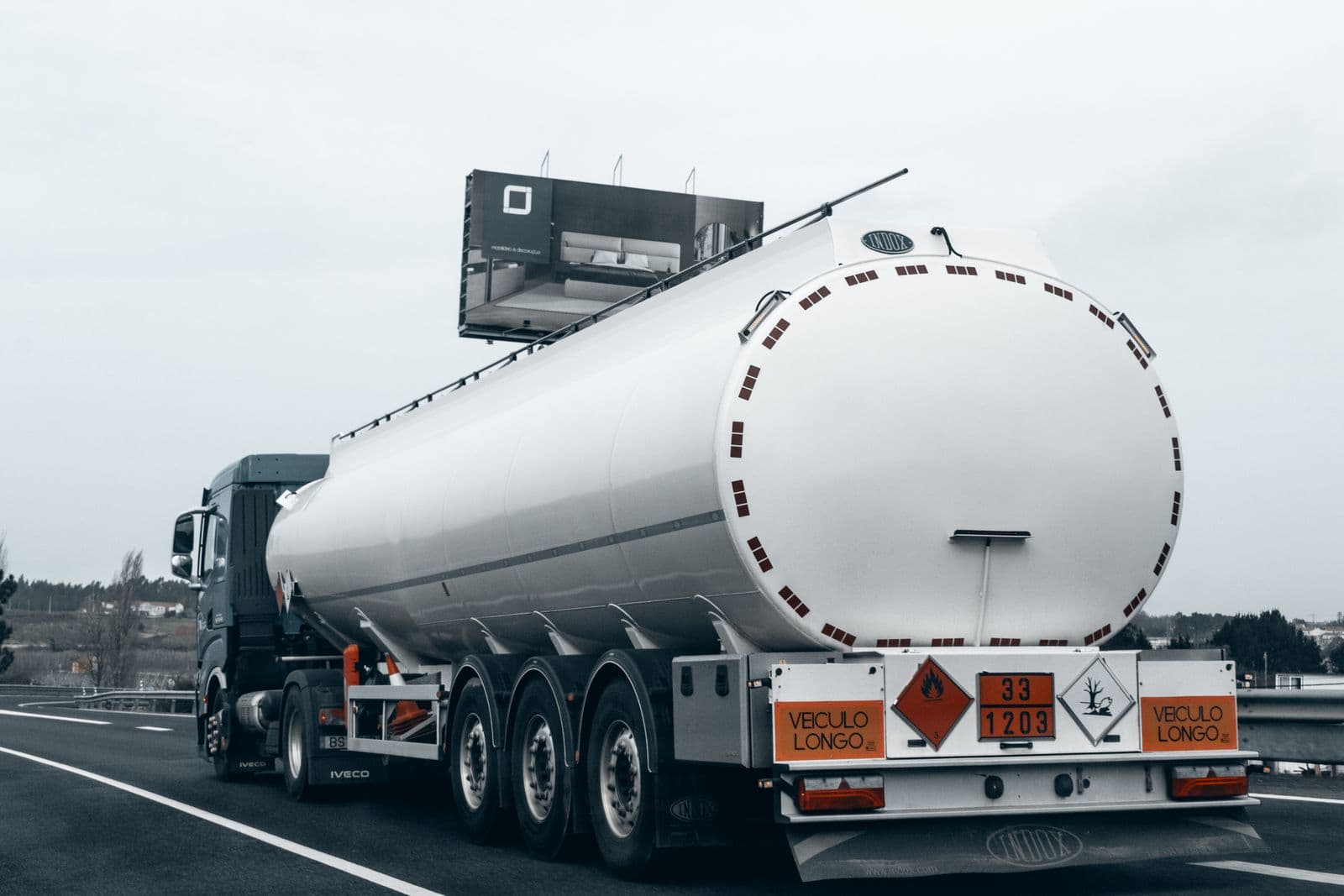 Camión cisterna de transporte de mercancías peligrosas en carretera